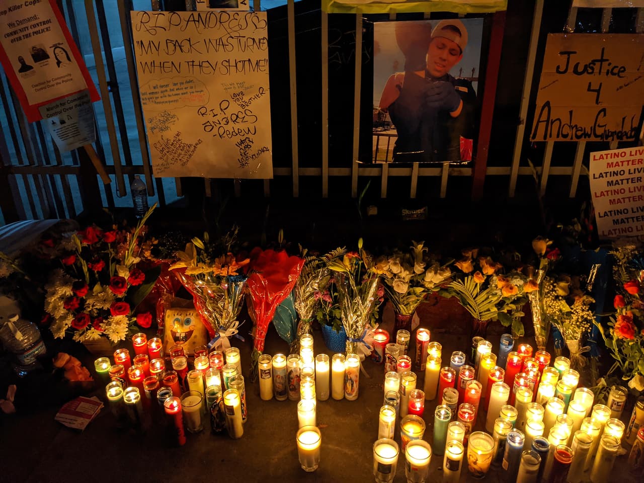 La comunidad y familia de Guardado crearon un altar en memoria del joven en el lugar en donde cayó abatido.
<br>
<br>La muerte de Guardado ocurre en medio de un clima de tensión social tras la muerte de George Floyd, un hombre afrodescendiente que murió a manos de los oficiales de policía en Minneapolis, Minnesota durante su arresto el 25 de mayo.
<br>
<br>