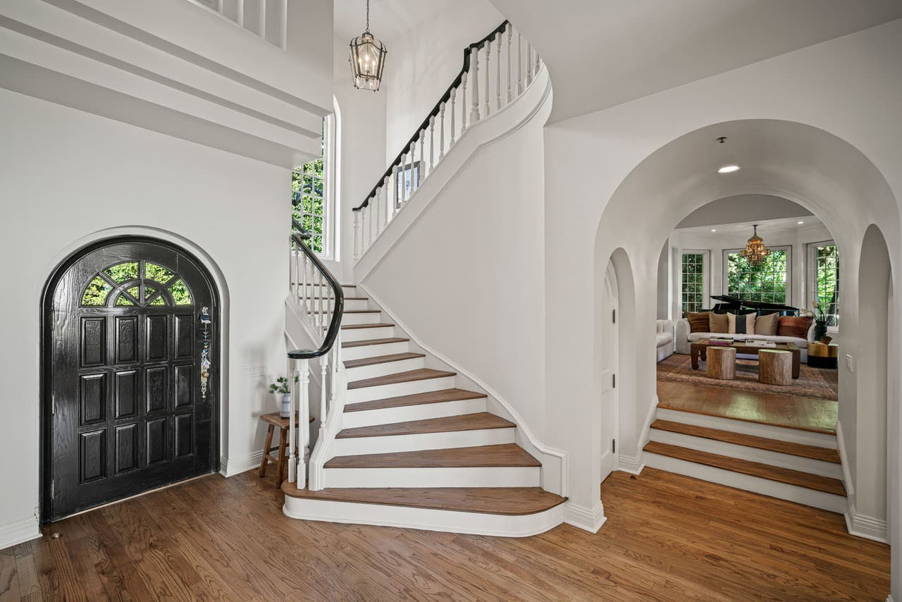 El interior de la propiedad cuenta con una gran entrada y conduce al amplio salón. 
<br>