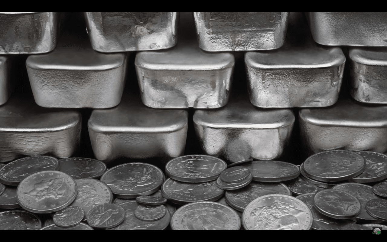 “Lo que si quiero sugerir, es que cuanto menos tengan en sus portafolios de inversión, entre
<b>el 15 a no más del 30% de metales preciosos que incluya el oro, la plata, el platino y otros derivados inclusive de recursos naturales</b> que pueden dar una excelente diversificación y preservación del poder adquisitivo de los dólares”, aseguró Ramos.