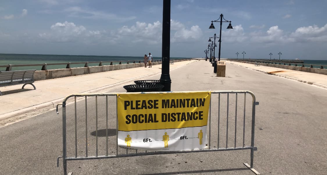 En otros lugares, el calor esspantó a los turistas y lucieron desolados con el muelle de Higgs Beach.