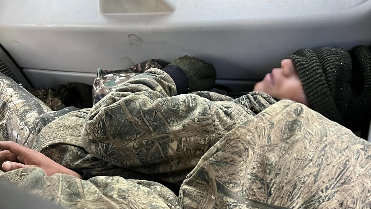 Luego de una búsqueda en el vehículo, los agentes descubrieron pastillas de fentanilo, marihuana y un dulce cachorro. El contrabandista enfrenta cargos criminales.