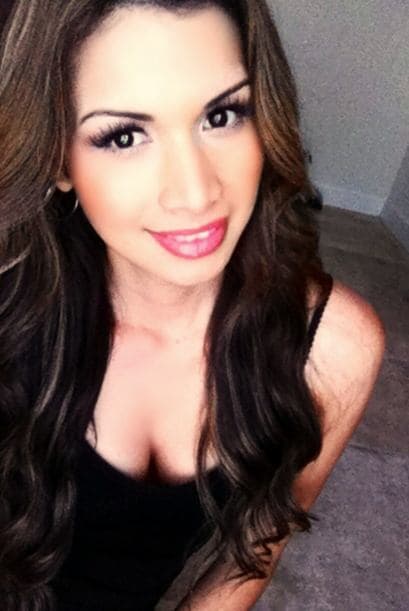 A través de las famosas fotos 'selfies' es como nuestra reina mantiene una estrecha relación con sus seguidores. Este tipo de fotos se han convertido en un fenómeno y no hay quién no se haya tomado una. Ahora puedes subir la tuya con el hashtag #NBLselfie para ganar un kit de belleza, los detalles aquí