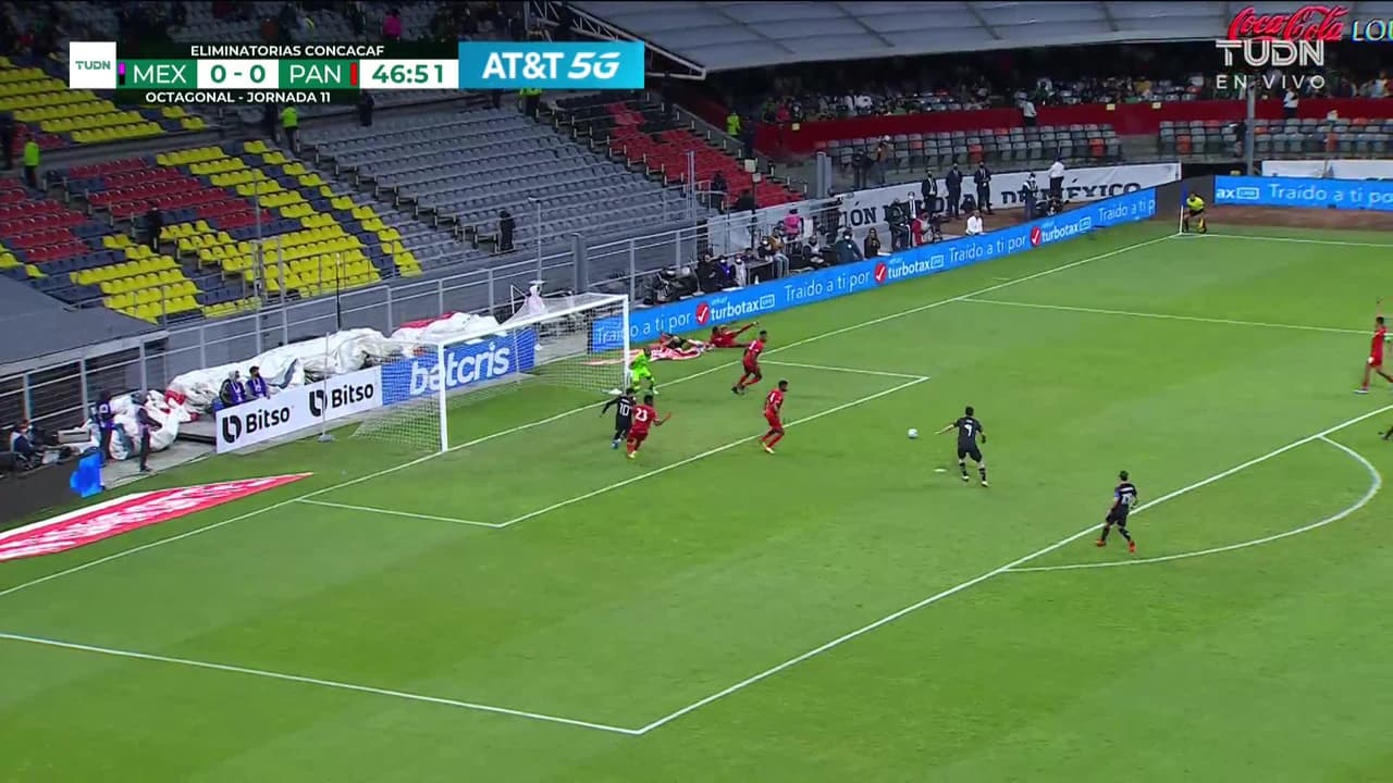 ¡GOL!  anota para México. Raúl Jiménez