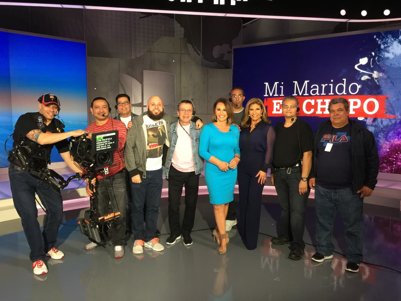 Con el equipo de técnicos que habitualmente produce Aquí y Ahora, durante la grabación del especial "Mi marido El Chapo".