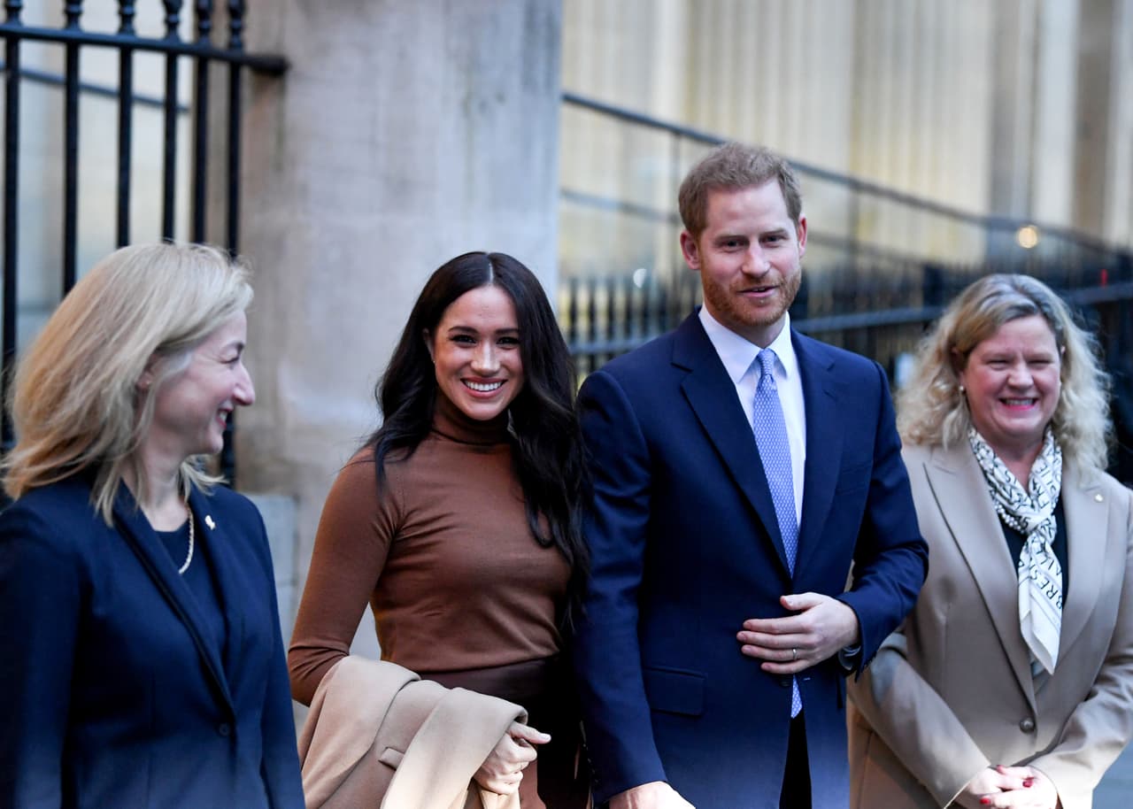 Además, la BBC señala que el príncipe Harry también 
<b>recibió otros millones</b> más por parte de su bisabuela, la reina madre Elizabeth Bowes-Lyon, quien murió en 2002. El medio no especifica la cantidad de esa herencia.