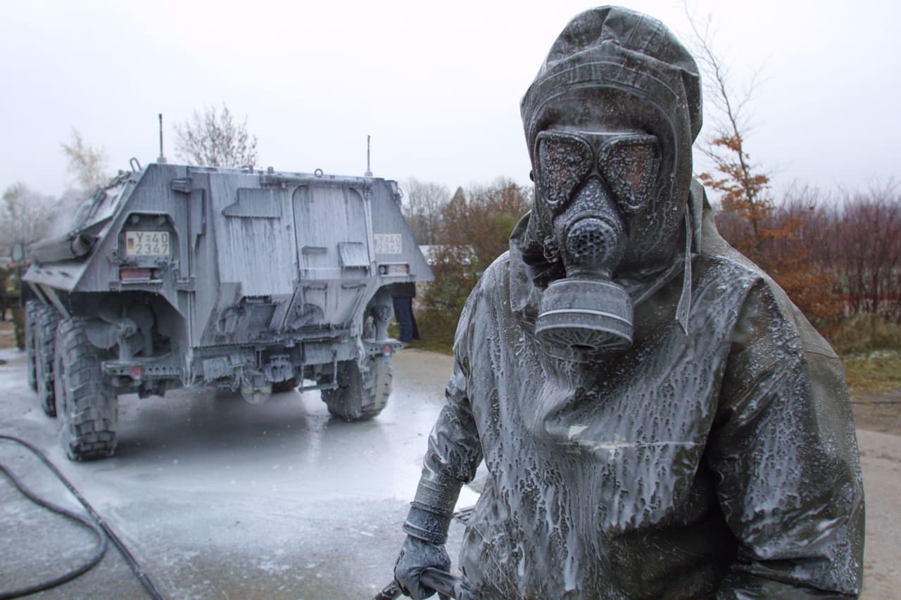 <b>¿Qué tipo de armas biológicas hay?</b>
<br>Aunque el
<a href="http://sites.middlebury.edu/bioweapons/types-of-bioweapons/">Centro de Control y Prevención de Enfermedades</a> (CDC por sus siglas en inglés) ha enlistado 35 agentes como potenciales armas biológicas, las ha categorizado en tres campos considerando los de la categoría A los verdaderamente peligrosos. En esta categoría se encuentra el ébola, la tularemia, el
<a href="https://www.ncbi.nlm.nih.gov/pmc/articles/PMC3028942/">botulismo</a>, y los virus de fiebres hemorrágicas. Encabeza la lista
<a href="https://web.stanford.edu/group/sjir/3.2.02_ajayi.html"><b>la viruela </b></a> debido a su carácter contagioso, y el ántrax, enfermedad con la que efectivamente se han registrado ataques.