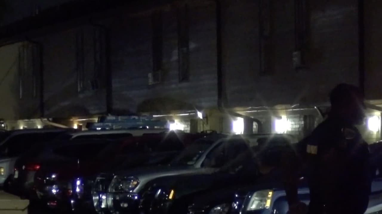 "Al parecer el vehículo pasó y disparó en múltiples ocasiones contra la parte baja de la vivienda, la víctima se encontraba en una recámara, una bala atravesó la pared y la impactó en el hombro", señaló el teniente Willkens.