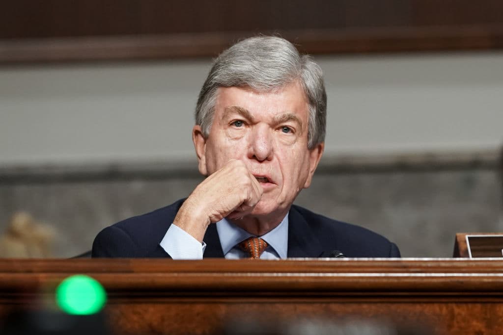 <b>Senador Roy Blunt (Missouri).</b> Anunció el lunes 8 de marzo que no buscaría la reelección. Se esperaba que Blunt, que cumplió 71 años en enero, buscara un tercer periodo como senador en 2022, pero sorprendió a muchos con su anuncio.
<br>
<br>
<b>Missouri se considera un escaño seguro para el <a href="https://www.univision.com/temas/partido-republicano">Partido Republicano</a></b> aunque la salida de Blunt podría genera una primaria competitiva en el partido que le diera a los demócratas alguna oportunidad en este estado.
<br>
<br>"Después de 14 victorias en las elecciones generales, tres para la oficina del condado, siete para la Cámara de Representantes y cuatro elecciones estatales, no seré candidato para la reelección al Senado el próximo año",
<a href="https://www.youtube.com/watch?v=o0tvkK689NY" target="_blank">dijo</a>.
<br>
<br>No está clara la motivación detrás de su anuncio. Blunt ha permanecido generalmente como aliado de Trump aunque ocasionalmente ha roto con él.