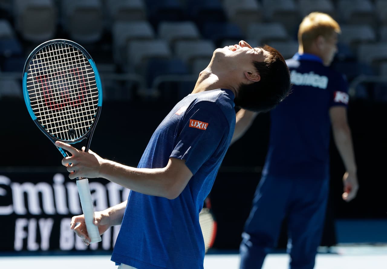 El tenista japonés Kei Nishikori (foto) recibió la visita de su compatriota Keisuke Honda, futbolista del Melbourne Victory y exjugador de Pachuca, con el que practicó y compartió previo al comienzo del Australian Open.