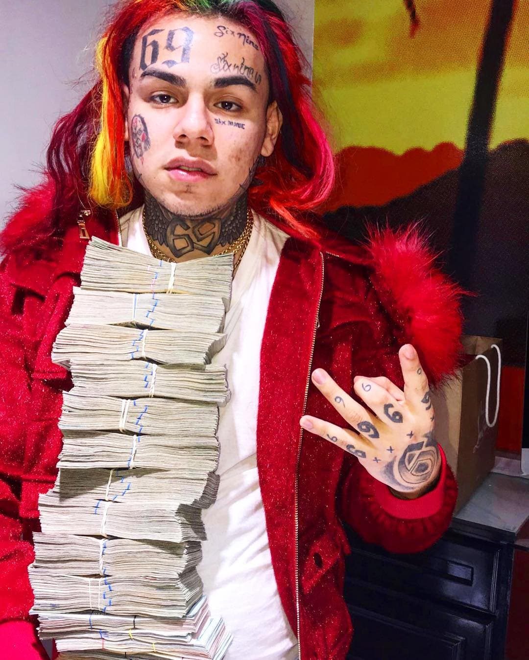 Durante el juicio que se llevó a cabo en una corte de Nueva York, el cantante 
<b><a href="https://www.univision.com/famosos/rapero-tekashi-tiene-dos-dias-delatando-a-miembros-de-su-pandilla-en-una-corte-y-detallando-varios-crimenes-fotos" target="_blank">delató a algunos miembros</a></b> de The Nine Trey Bloods a cambio de no recibir una sentencia mayor.