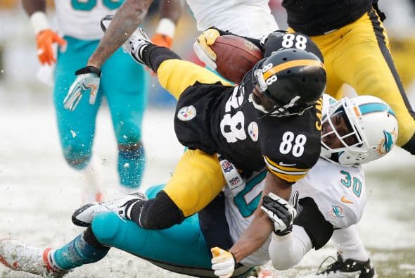 Los fanáticos de los Dolphins ya no hablan de la controversia Incognito/Martin, ni si Ireland o Philbin estarán con el equipo en el 2014, sino que pasan horas calculando… ¡porque tenemos chance de ir a los playoffs! Al principio de la temporada, y sobre todo, después de perder -casi deshonrosamente- contra Tampa Bay y Buffalo, los comentarios sobre Miami eran negativos. Qué si las novatadas, qué si Tannenhill, qué si el running game, qué si la línea ofensiva, que si… qué se yo… Pero ahora, las cosas han cambiado y solo se mencionan las posibilidades que tenemos de jugar en enero. ¡Ay, bendito! Bueno, después de este encontronazo con los portadores de las terribles toallas amarillas, donde salimos vencedores … por media pulgada… 34-28, ya todo me parece posible. Arriba Tannenhill (20 de 33, para 200 yds); arriba Wake and Odrich; arriba Thomas (105 yds, un TD en 16 acarreos); arriba Clay con sus dos TD y arriba Philbin, que mantiene el invicto en la revisión de las jugadas (obtuvo el cambio de “incomplete pass” a TD de Hartline). ¡Arriba, Dolphins, seguimos cuesta arriba!