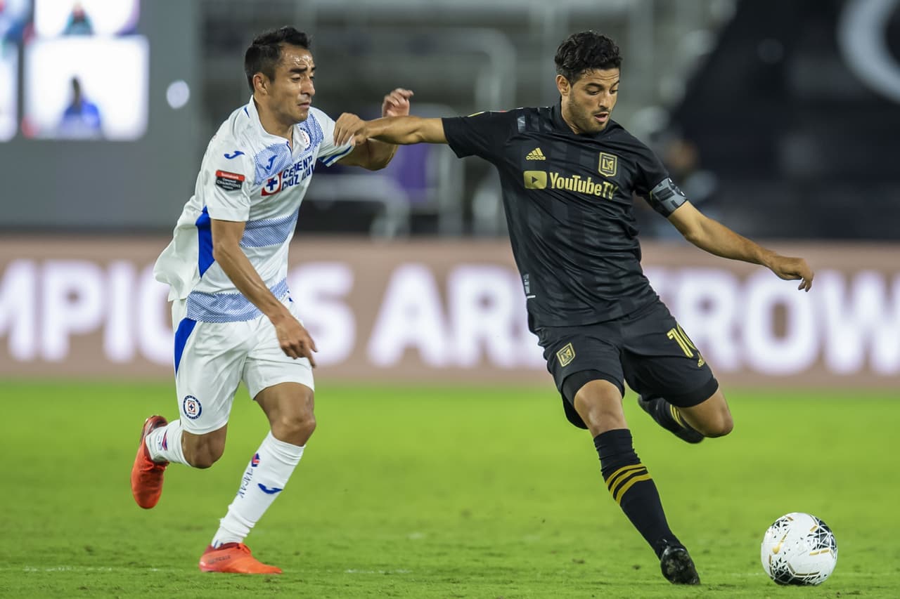 Carlos Vela y Kwadwo Opoku consiguen imponerse al Cruz Azul 2-1 en partido único y avanzan a las semifinales del torneo.