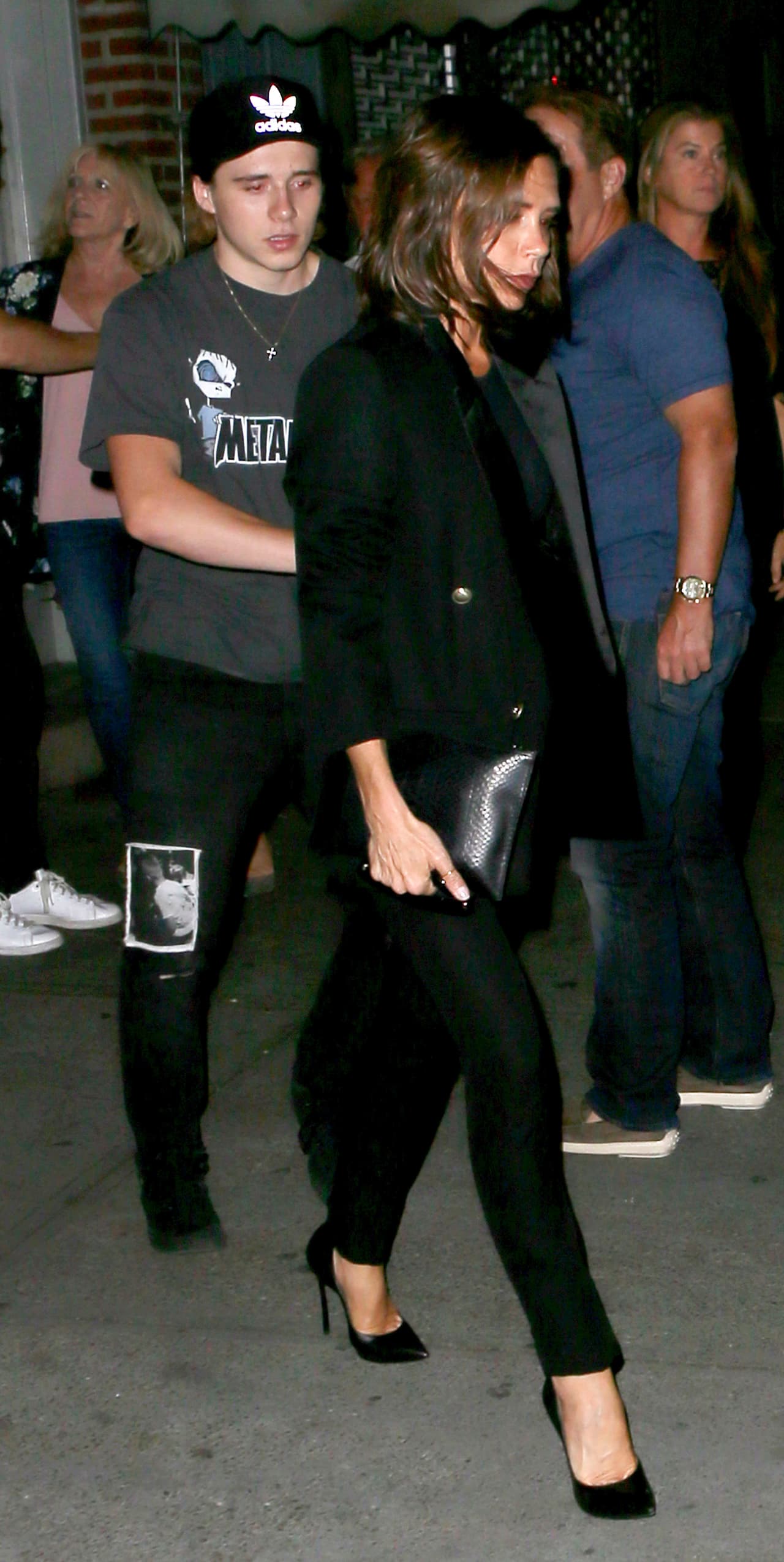 Pero al parecer las bebidas le cayeron pesado, porque se iba tambaleando.