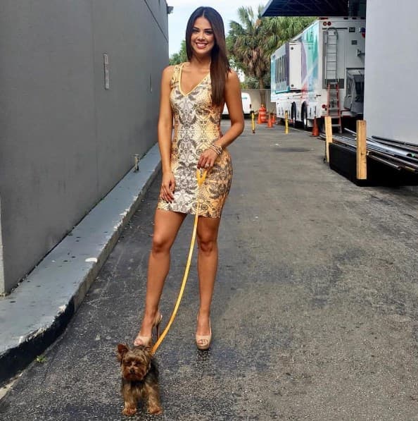 ¡Tobi es muy afortunado! Dando un paseo con su guapísima amiga Carolina Ramírez.