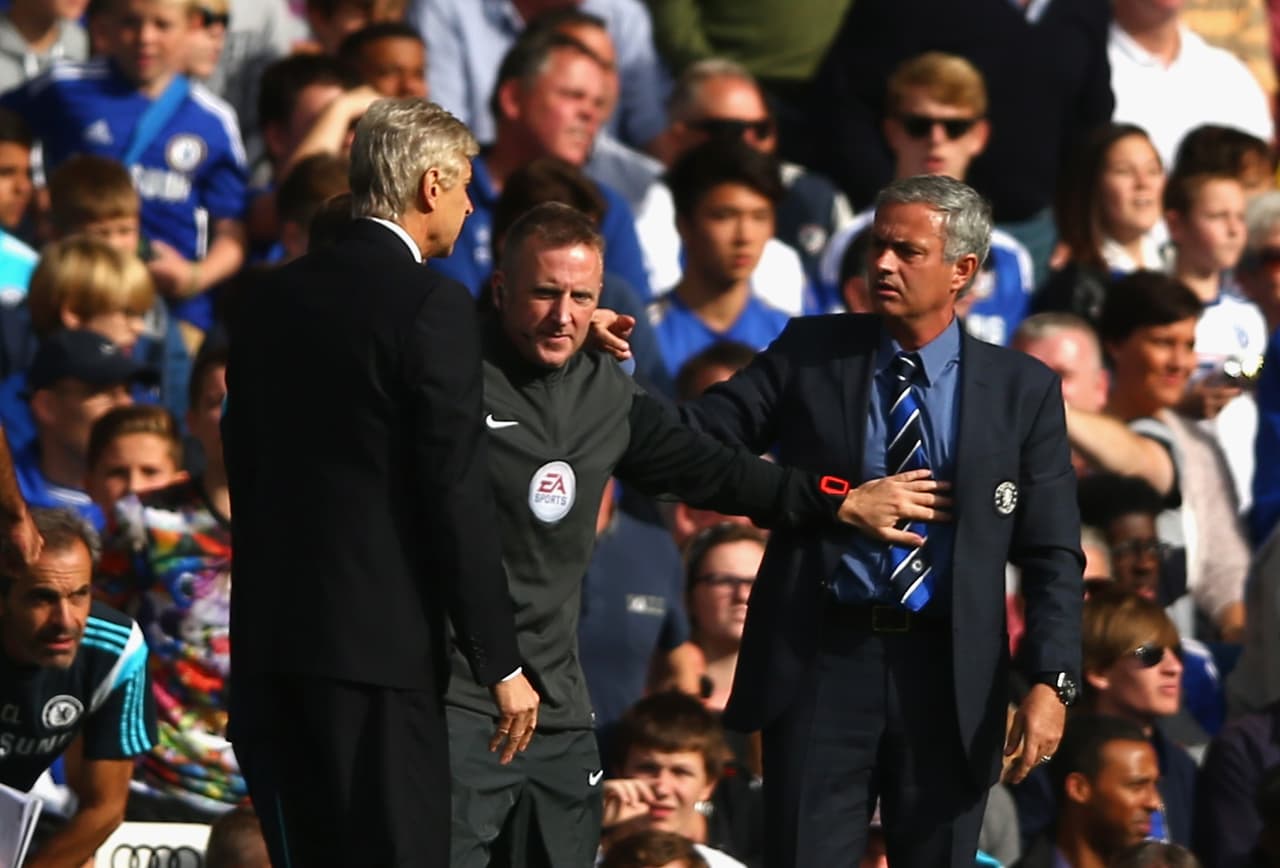 Wenger empujó en dos ocasiones al estratega portugués, quien retó al francés de salir de su zona técnica. A pesar de la dura discusión, no salieron expulsados luego de ser separados.