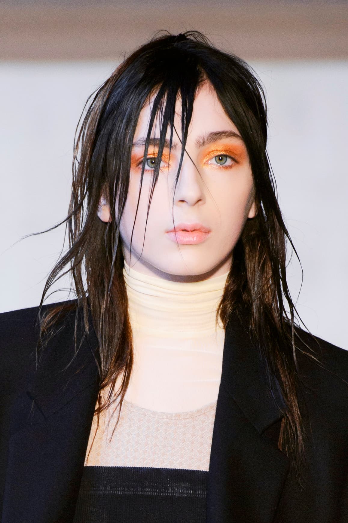 <b>Naranjas y bronces.</b> Ojos en acabado
<a href="http://www.sephora.com/magnificent-metals-foil-finish-eye-shadow-P382314?skuId=1538511">metálico</a> en tonos bronce y naranjas es la propuesta ideal para añadir color a tu mirada. La combinación de este acabado con este impactante tono bronce da un toque cálido que funciona a la perfección para pieles aceitunadas y blancas.
<br>