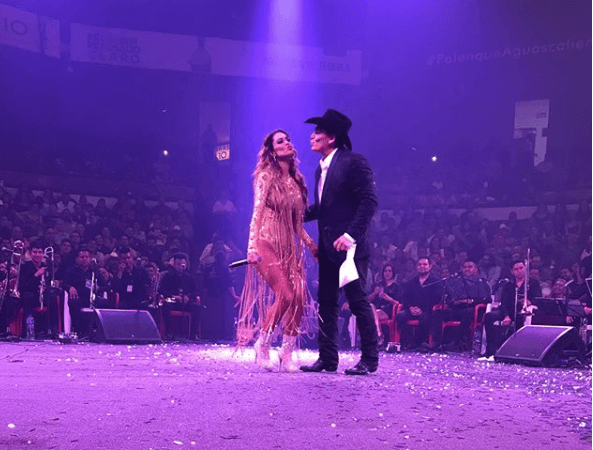 La pareja de regional mexicano dio muestra de sus tablas en el escenario y con el pretexto de su pasada relación, coquetearon y se hicieron algunas bromas que fueron del agrado de la gente que casi llena el palenque de Aguascalientes.