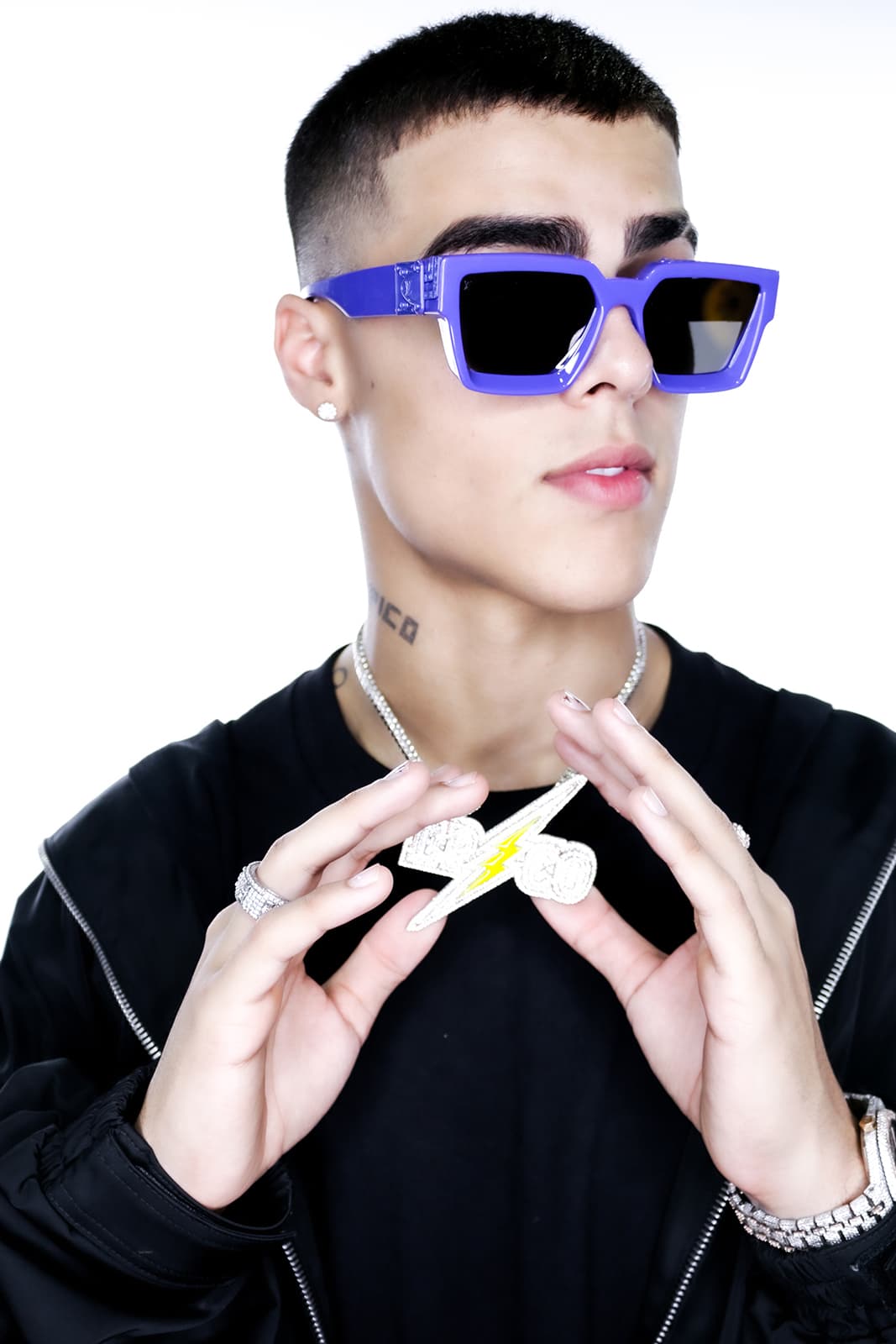 Su álbum debut, ‘Épico’,
<b>salió</b>
<b>en Octubre 25 del 2019</b>, con solo 14 meses de haberse lanzado profesionalmente como cantante. “Basicamente, el disco le dio la vuelta al mundo antes de salir: hicimos temas en Ibiza, en Europa, en Puerto Rico y lo terminamos en Los Ángeles, unas de mis ciudades favoritas” – contó Lunay.