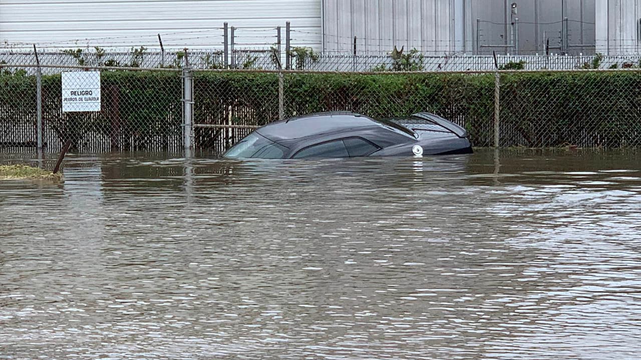 Las precipitaciones aumentaron su intensidad el lunes por la noche debido a las bandas externas que generaba el fenómeno meteorológico. Algunas calles desde tempranas horas quedaron inundadas.