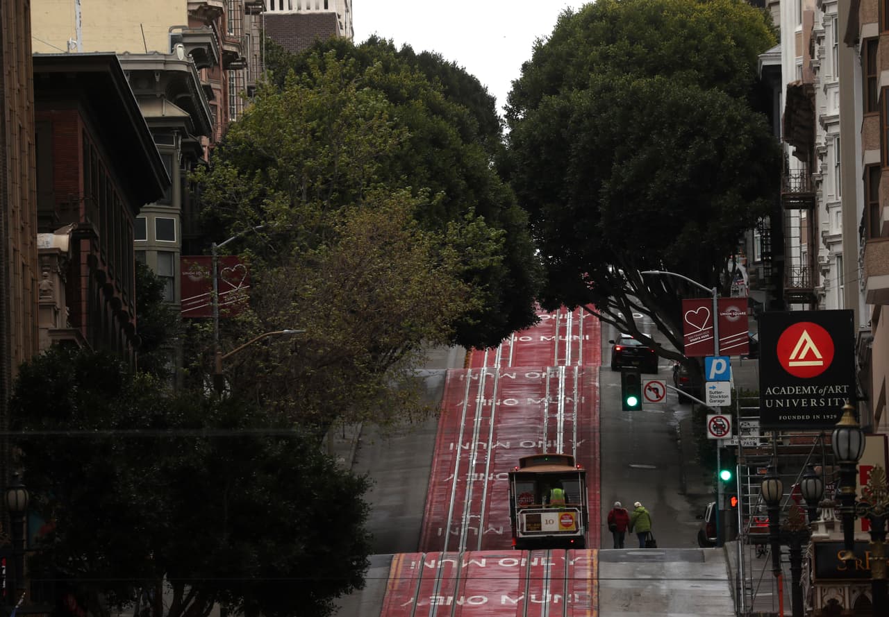 El anuncio 
<a href="https://sfmayor.org/article/san-francisco-issues-new-public-health-order-requiring-residents-stay-home-except-essential" target="_blank">limita todas las actividades personales y de trabajo</a>, así como los viajes, a lo que las autoridades consideran como “esencial”, y básicamente urge a la población a no salir de sus casas a menos que sea extremadamente necesario y a las familias evitar mezclarse con otras personas en la medida de lo posible.