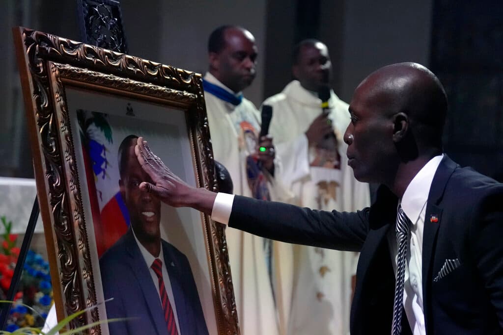 Este hombre toca el retrato del presidente asesinado Jovenel Moise, durante una ceremonia en la catedral católica de Notre Dame, en Puerto Príncipe. El acto contó con la presencia de 
<a href="https://www.univision.com/noticias/america-latina/haiti-renuncia-primer-ministro-presidente-asesinato">Ariel Henry, el nuevo primer ministro, quien asumió el cargo el martes</a> prometiendo restablecer el orden para organizar las elecciones exigidas por la población y la comunidad internacional.