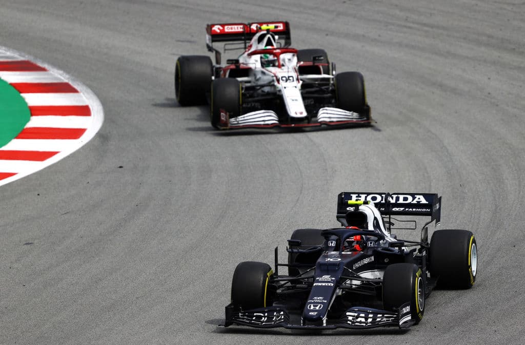 Lewis Hamilton se lleva el Gran Premio de España de la Formula 1. El piloto británico compartió el podio con Max Verstappen de Red Bull, quien cumplió su carrera número 100 y Valtteri Bottas de Mercedes Benz, quien quedó en tercera posición. El mexicano Sergio Pérez obtuvo la quinta posición.