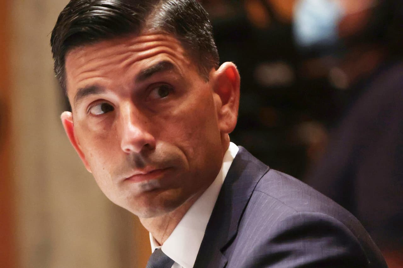 En medio de cuestionamientos a la jefatura del DHS, Trump nomina al secretario interino Wolf para dirigir la agencia