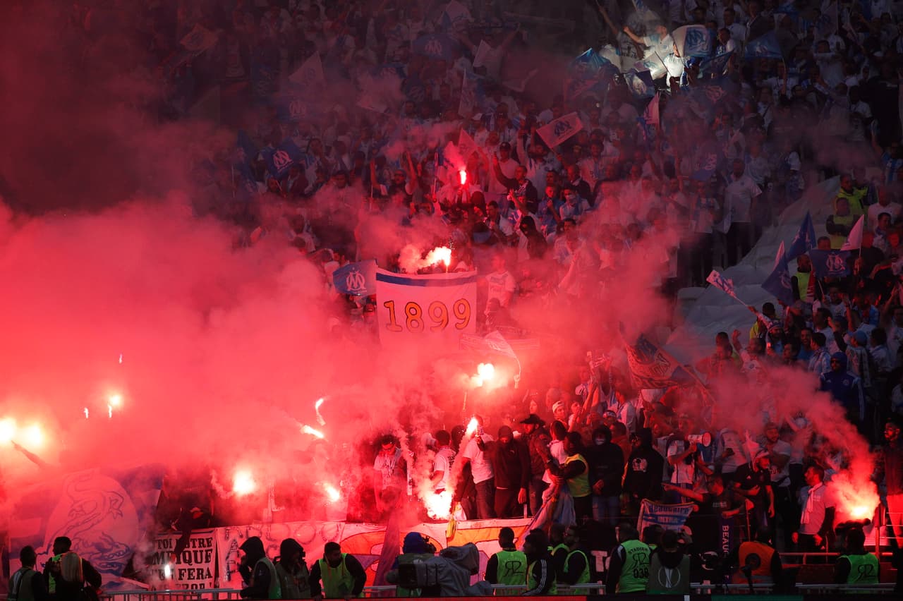 Mientras se desarrollaban los actos protocolarios antes del inicio de las acciones entre el Atlético de Madrid y el Marsella, los aficionados ques estaban ubicados en la zona sur del estadio montaron un infierno a base de bengalas. Seguramente, la UEFA sancionará al equipo por el comportamiento de sus ultras, los cuales tienen muy mala fama en Europa.
