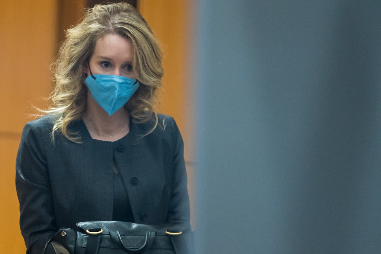 Elizabeth Holmes, al entrar a la corte federal en San José, California, este lunes 3 de enero de 2022.