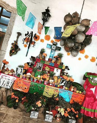 En esta ocasión, Karla aprovechó para compartir un poco de la cultura y belleza de su tierra, como esta hermosa ofrenda montada en Valladolid con motivo del Día de Muertos.