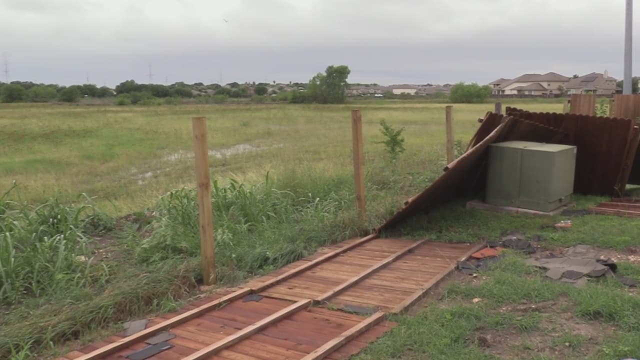 Confirman un tornado en la ciudad de San Antonio y piden a la población en el centro de Texas extremar precauciones por otra ronda de tormentas 