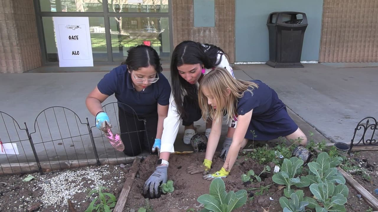 Jugando, estos niños aprenden a cultivar sus propios alimentos en este club de jardinería