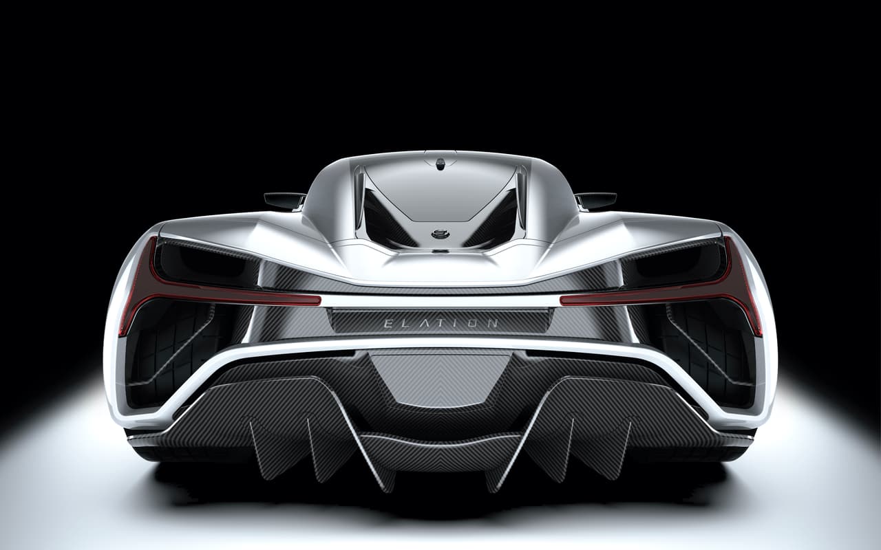 Vehículo ultraliviano con monocasco fabricado usando un compuesto carbono-kevlar, mientras que su carrocería italiana emplea fibra de carbono.