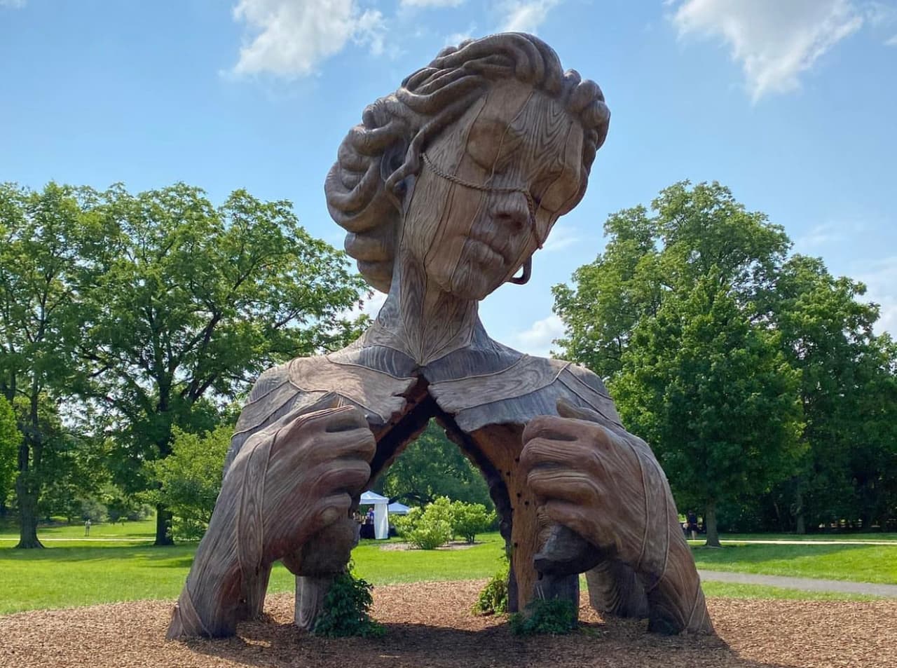 <b>The Morton Arboretum</b>
<br>El 
<a href="https://mortonarb.org/visit-the-arboretum">Morton Arboretum</a> es un museo de 1,700 acres, con árboles de todo el mundo. Ubicado a unas 25 millas de Chicago, el Arboretum cuenta con un galardonado jardín infantil, un jardín laberinto y 16 millas de senderos para caminatas.
<br>