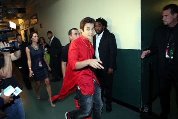 Austin Mahone pasó corriendo por el backstage.