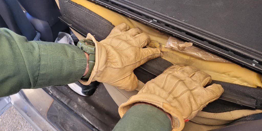 Agentes de la estación de Nogales incautaron 12 libras de pastillas de fentanilo por un valor de casi $140,000 en el punto de control I-19. Descubrieron los opioides sintéticos ocultos después de la alerta de un perro entrenado. El conductor y el pasajero, ciudadanos estadounidenses, fueron entregados a la DEA.