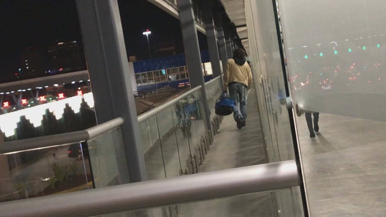 Este es el pasillo por el que salen los deportados de EEUU a la fría noche de Tijuana. Según el activista Hugo Castro, del grupo “Ángeles de la frontera”, últimamente están llegando más y más deportados. Algunos arriban a la medianoche