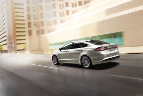 Ford Fusion Hybrid 2015-Precio: $25,990; Consumo (ciudad/carretera): 41"44mpg