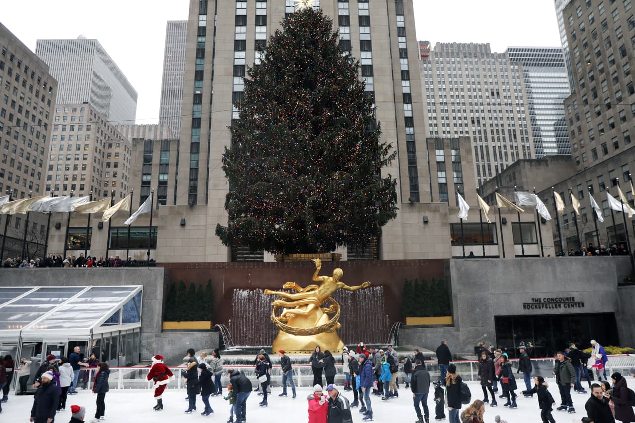 El 25 diciembre, día de Navidad, las luces brillan durante 24 horas. Mientras tanto, el 31 de diciembre, en Nochevieja, el horario de visita es de 6 AM a 9 PM.