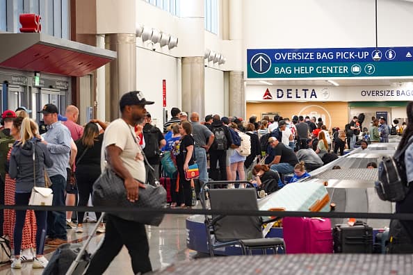 ATLANTA, GEORGIA - 20 DE JULIO: La gente hace fila en el Aeropuerto Internacional Hartsfield-Jackson el 20 de julio de 2024 en Atlanta, Georgia. Tras la interrupción global de TI de ayer, la gente sigue teniendo problemas para navegar en los viajes aéreos, encontrar su equipaje y volver a reservar vuelos que habían sido cancelados. (Foto de Megan Varner/Getty Images) Crédito: Getty Images.