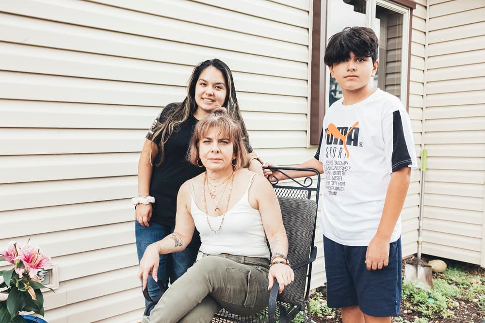 María Paz Pérez y sus hijos, Isabella y Xavier, afuera de su casa. Después de que su esposo, Brígido Isidro Acosta, fuera deportado en 2013, la familia perdió su hogar y tuvo que mudarse con los padres de María.
<br>