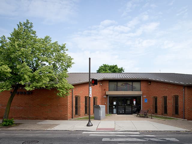 <b>Haverford Library</b>
<br>5543 Haverford Avenue
<br>Philadelphia, PA 19139-1432
<br>215-685-1964
<br>
<br>La
<a href="https://libwww.freelibrary.org/locations/haverford-library" target="_blank">biblioteca </a>tiene un tema de acuario animado en el centro preescolar. Durante la Guerra Civil, esta zona fue un centro de formación de reclutas para el Ejército de la Unión. El Consejo de Becas del Noroeste se fundó en 1954. Fue un precursor de la Organización de Liderazgo de Haddington, que todavía está activa hoy, trabajando para el mejoramiento de la comunidad. La biblioteca fue renovada en el año 2000.
<br>