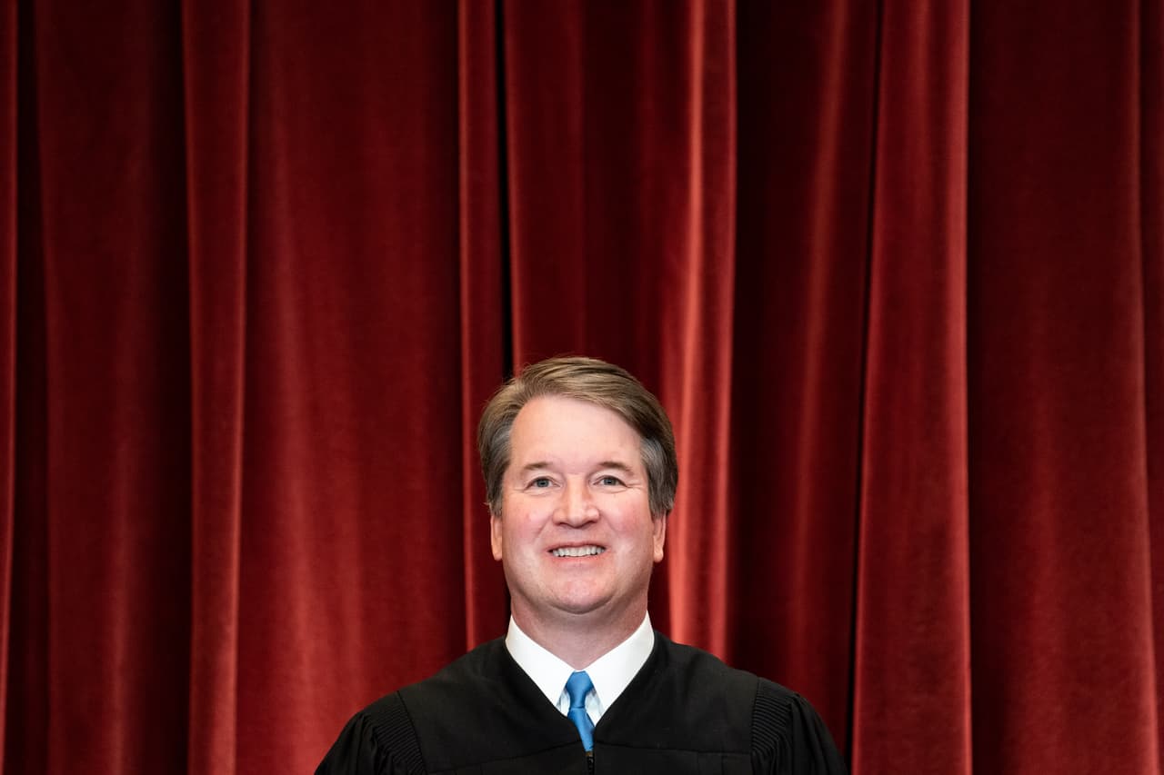 <b>Brett Kavanaugh, nacido en 1965.</b> Fue el segundo magistrado elegido por el presidente Donald Trump. Su tendencia es abiertamente conservadora y su proceso de confirmación, extendido después de varias acusaciones de acoso sexual cometidos en su juventud, fue uno de los más polémicos de la historia de la Corte Suprema de EEUU. Sustituyó a Anthony Kennedy quien era considerado el voto péndulo del máximo tribunal.