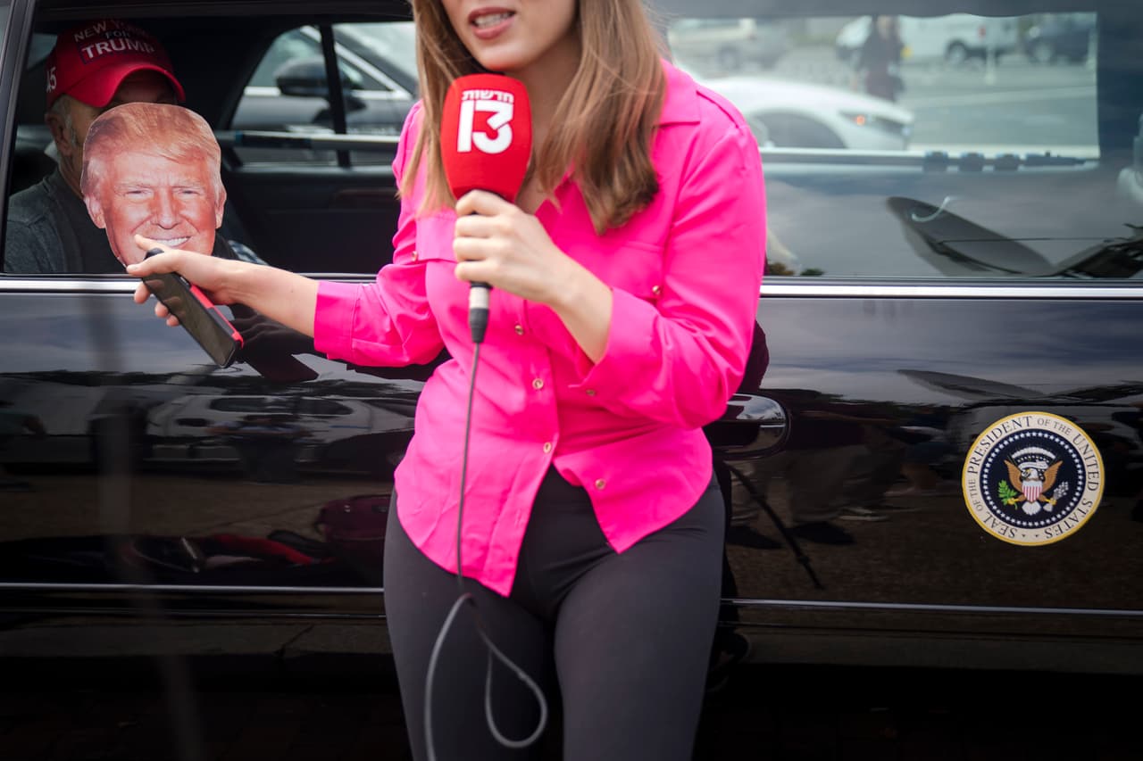 La campaña de Trump calificó los cargos de “falsos” y se preguntó por qué se tardaron dos años y medio en presentarlos.