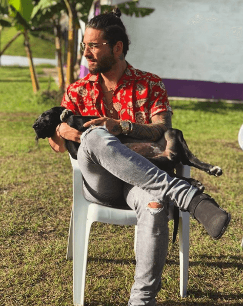 El joven artista colombiano disfruta jugar con los perros y consentirlos en su tiempo libre.