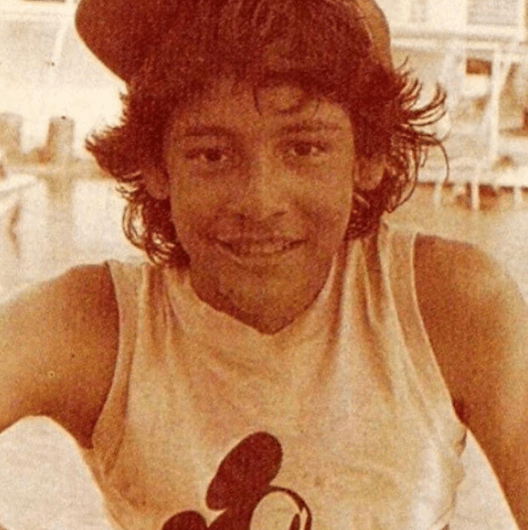 El cantante y actor formó parte de la agrupación Menudo desde 1980 y durante los años dorados hasta 1984.