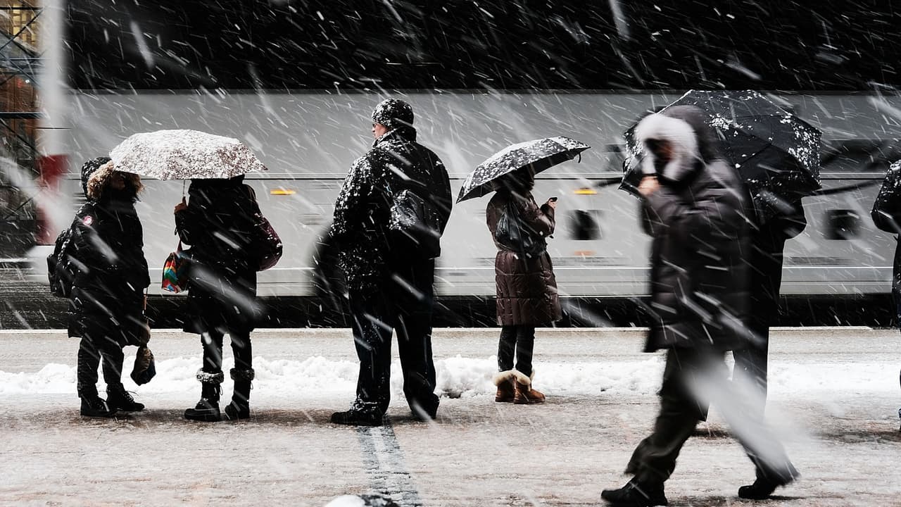 Tormenta se debilita tras dejar más de pie y medio de nieve en el área metropolitana de Nueva York