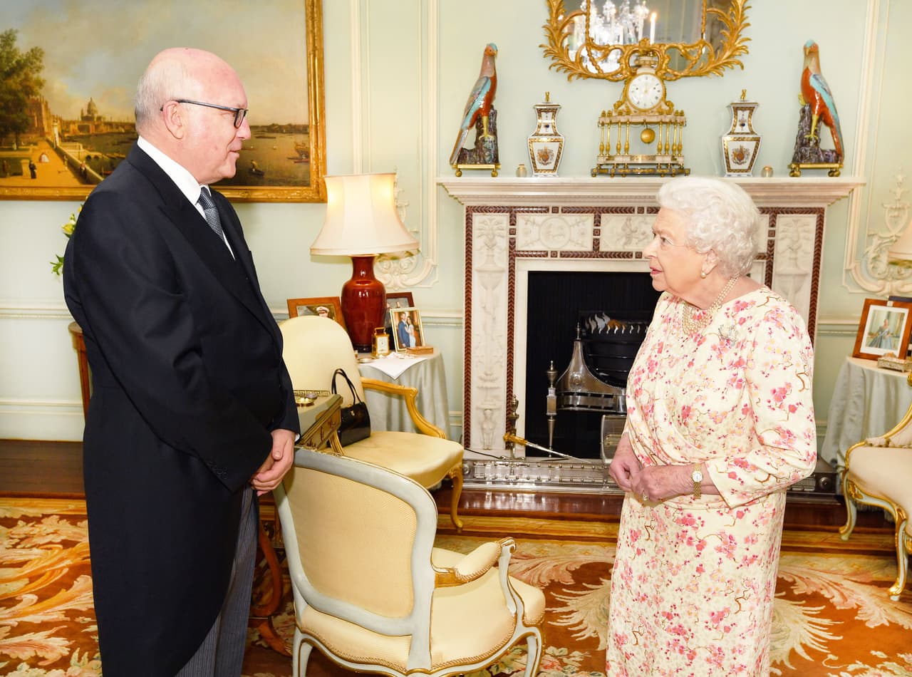Luego de que la reina Isabel II se reuniera con el político George Brandis a finales de mayo pasado, los internautas no dejaron pasar inadvertido el que la mandataria tenía una foto del príncipe Harry y su esposa en una de las salas del Palacio de Buckingham.