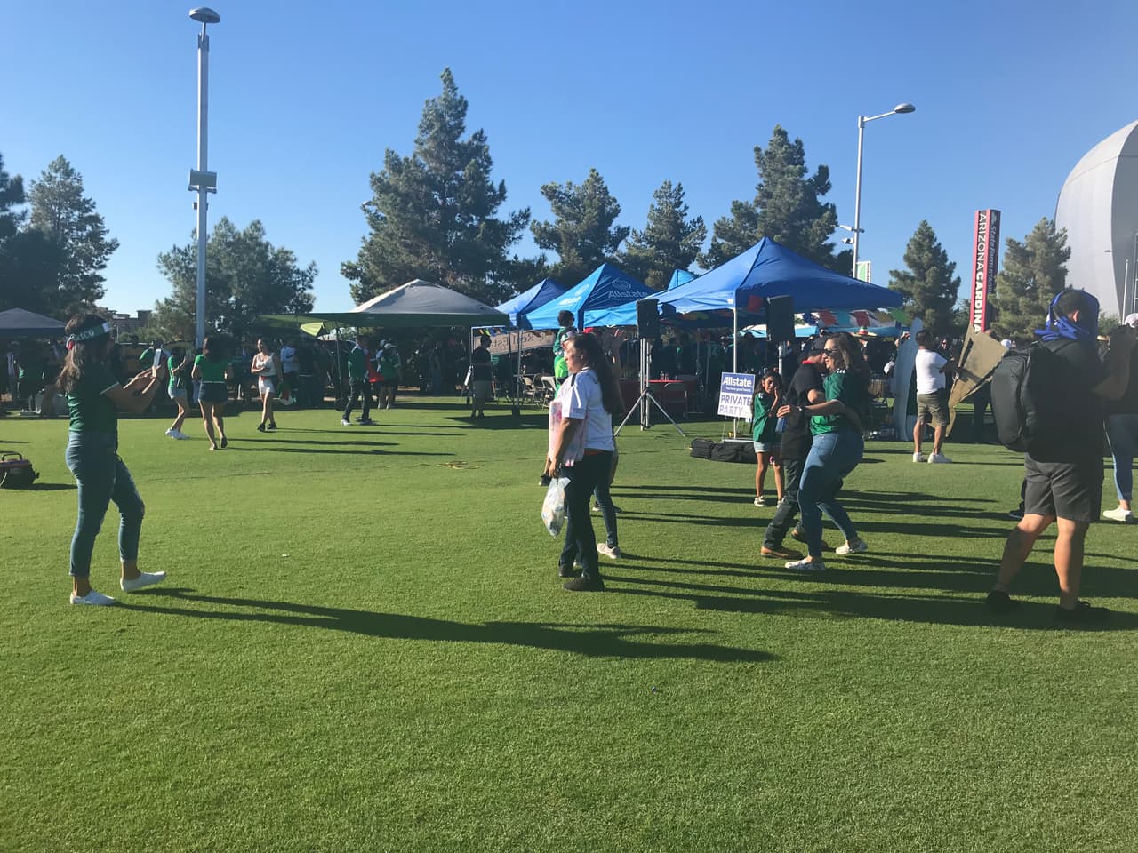 En las afueras del estadio fanáticos celebraban antes del partido con música.
<br>