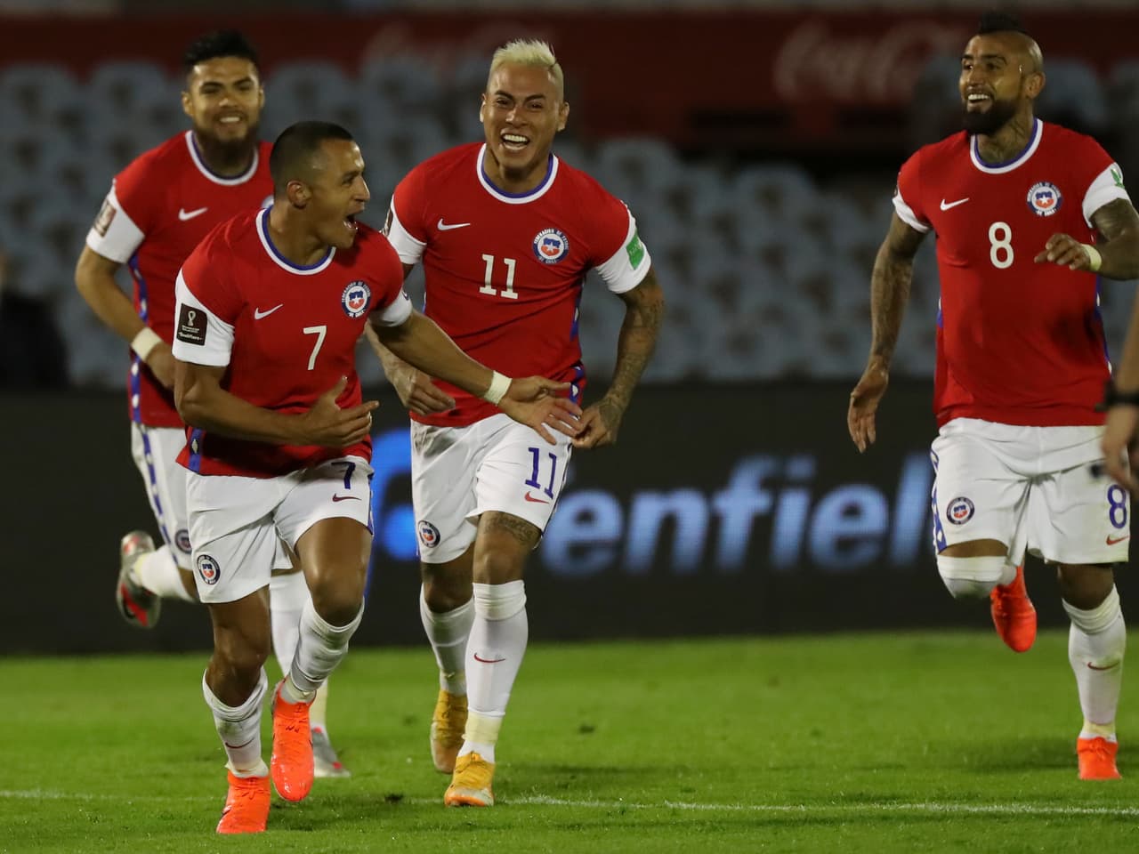 La insistencia de los chilenos da frutos y Alexis Sánchez es el encargado de empatar el partido.